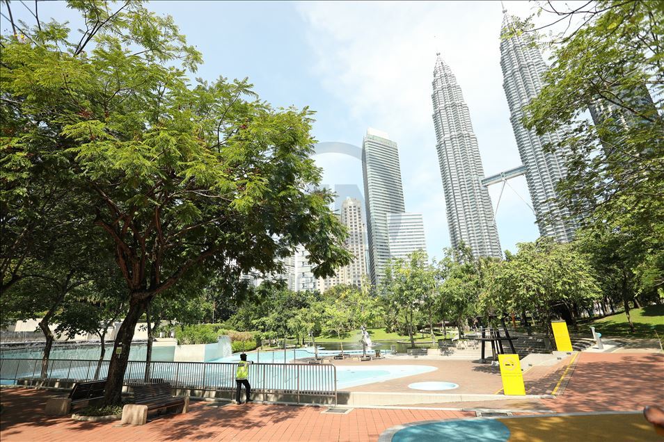 Ruang publik terlihat sepi sesaat Malaysia akan lakukan "Lockdown"