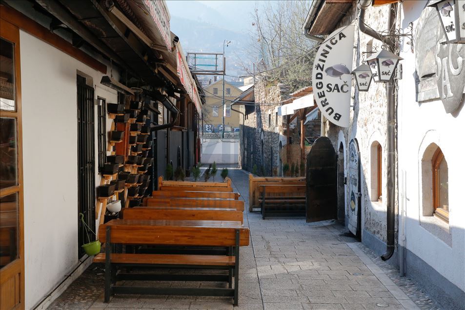 U Sarajevu zatvoreni kafići i restorani: Ulice poluprazne, samo poneki šetač