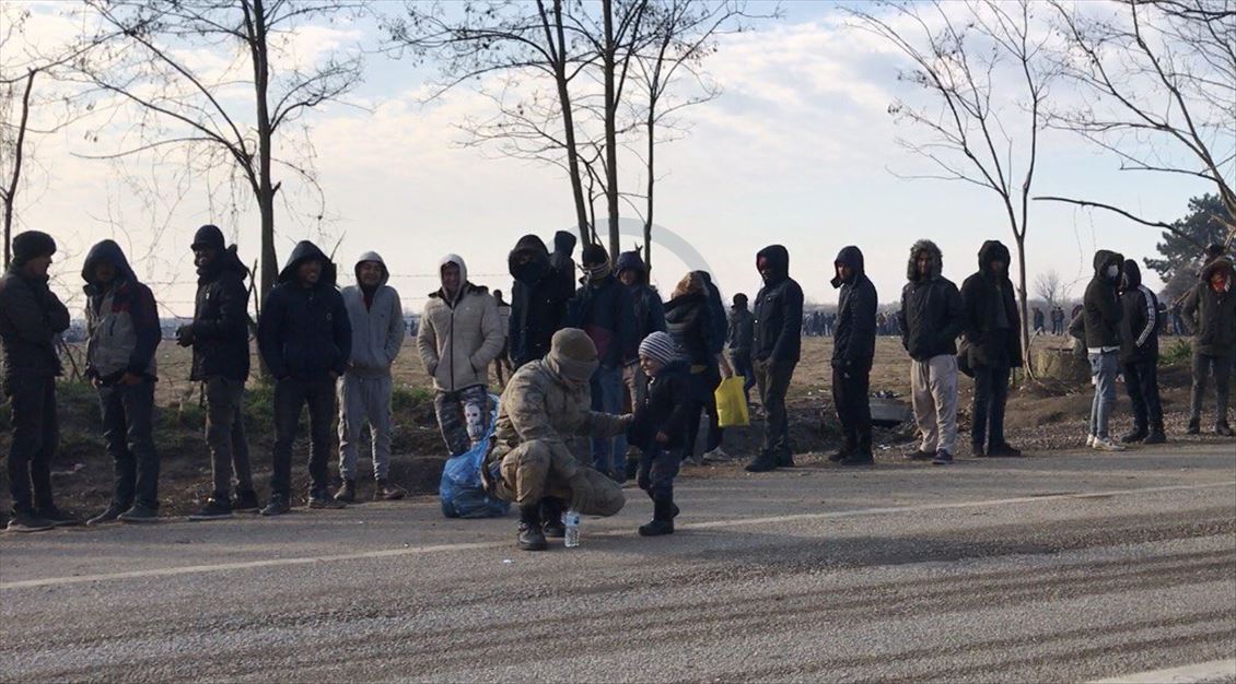 Mehmetçik sınırda bekleyen sığınmacı çocuklara arkadaşlık ediyor
