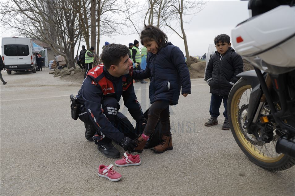 Jandarma ekipleri, sınırda bekleyen sığınmacı çocuklara arkadaşlık ediyor
