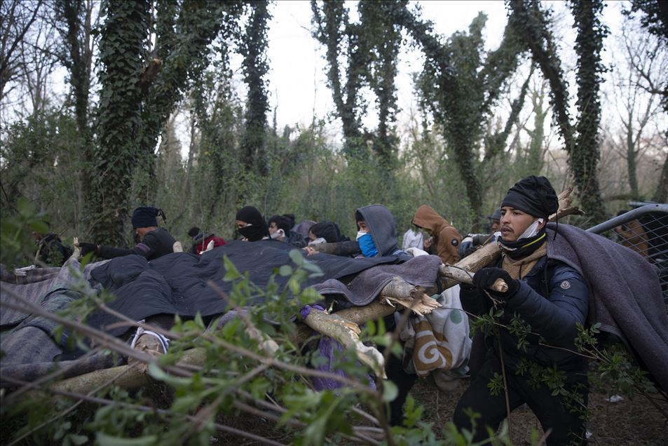 Greek forces intervene in asylum seekers at the border