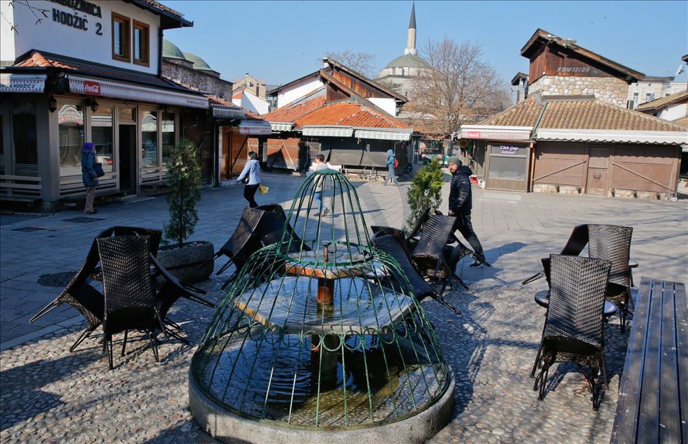 U Sarajevu zatvoreni kafići i restorani: Ulice poluprazne, samo poneki šetač