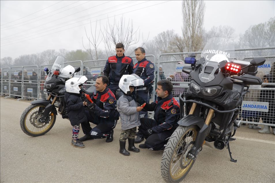 Jandarma ekipleri, sınırda bekleyen sığınmacı çocuklara arkadaşlık ediyor