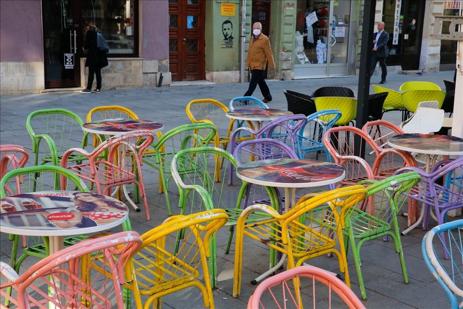 U Sarajevu zatvoreni kafići i restorani: Ulice poluprazne, samo poneki šetač