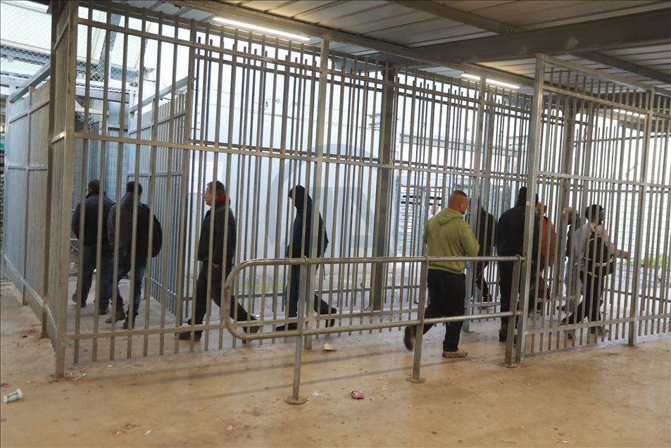 العمال الفلسطينيون يضطرون للمبيت بإسرائيل رغم مخاطر "كورونا"