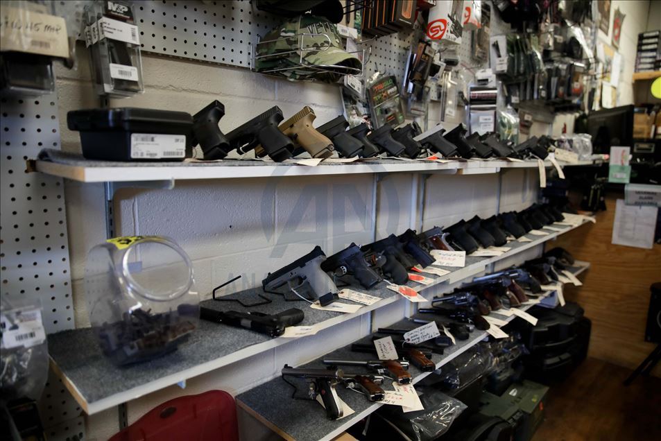 Los estadounidenses entran en pánico comprando armas en medio de los temores del coronavirus