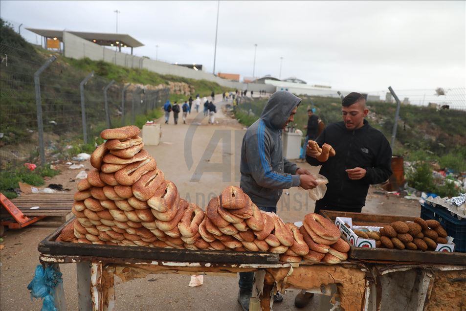 العمال الفلسطينيون يضطرون للمبيت بإسرائيل رغم مخاطر "كورونا"
