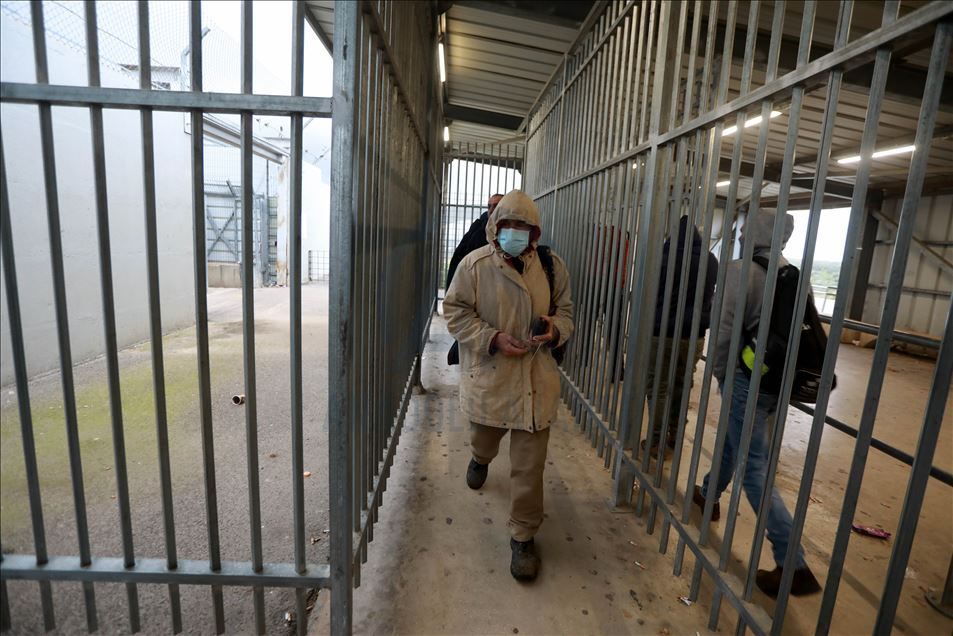 العمال الفلسطينيون يضطرون للمبيت بإسرائيل رغم مخاطر "كورونا"