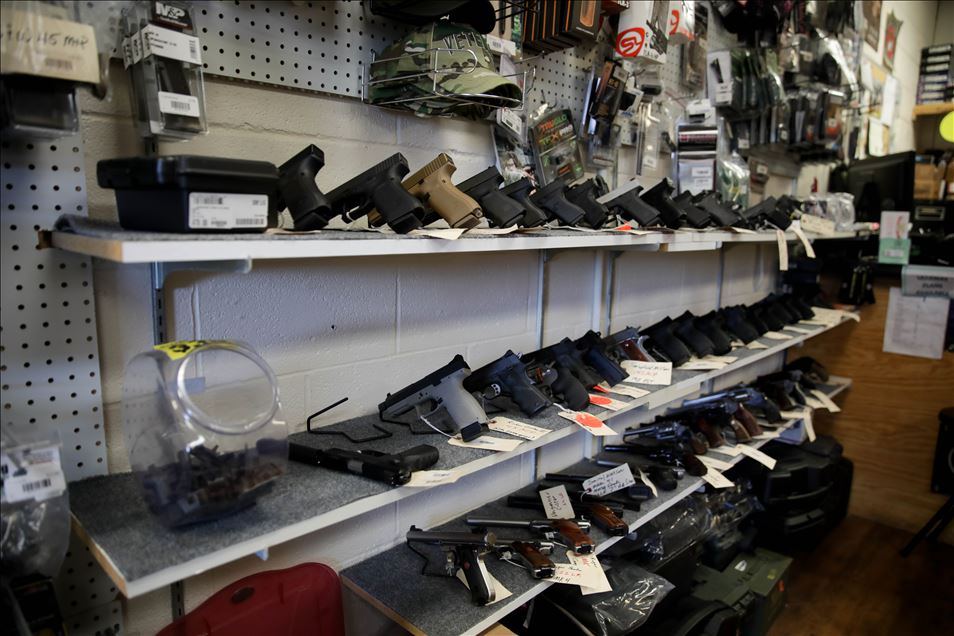 Los estadounidenses entran en pánico comprando armas en medio de los temores del coronavirus