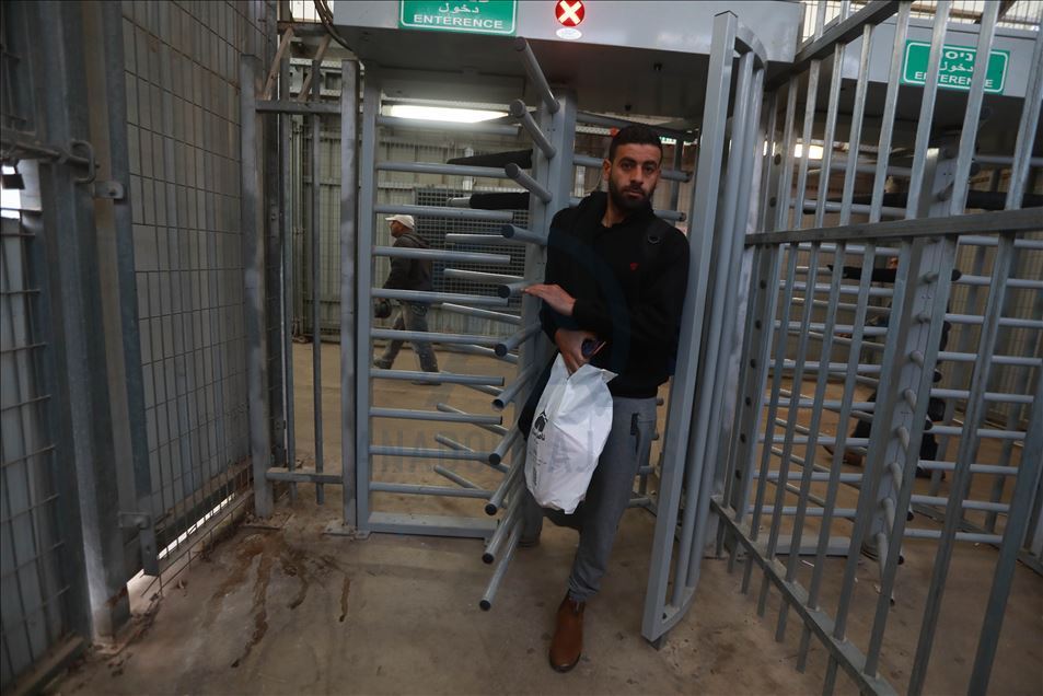 العمال الفلسطينيون يضطرون للمبيت بإسرائيل رغم مخاطر "كورونا"