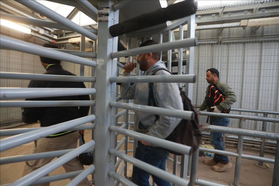 العمال الفلسطينيون يضطرون للمبيت بإسرائيل رغم مخاطر "كورونا"