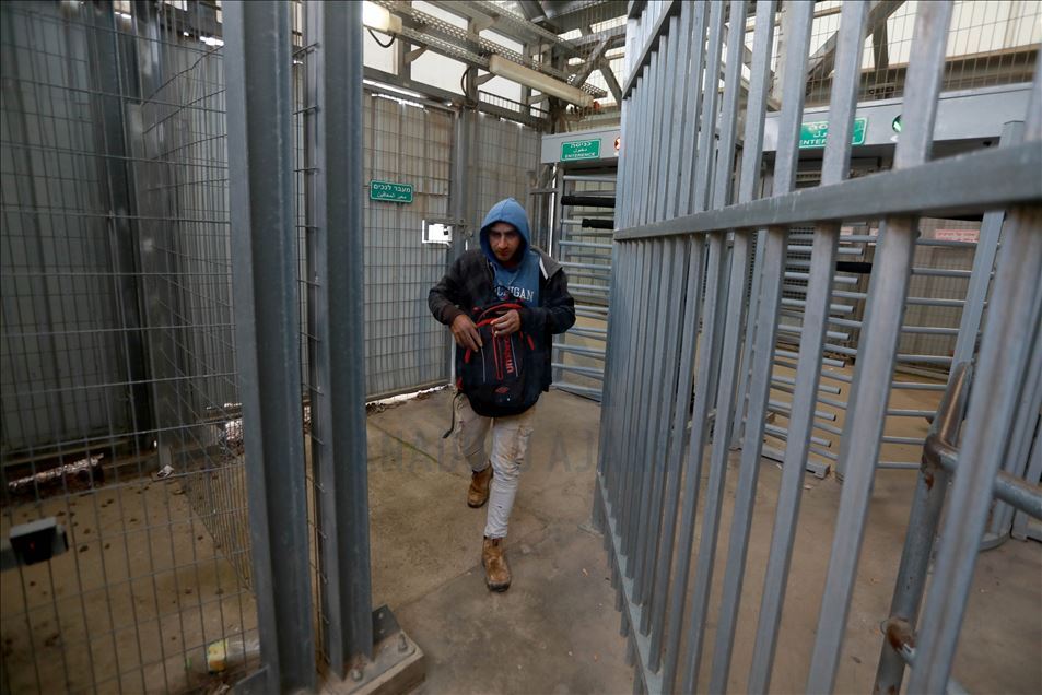 العمال الفلسطينيون يضطرون للمبيت بإسرائيل رغم مخاطر "كورونا"
