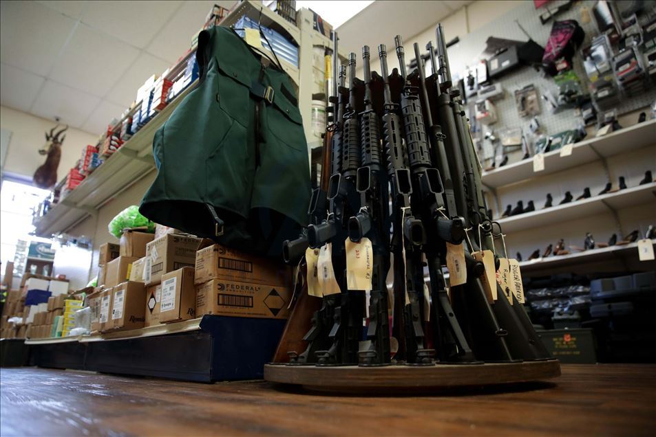 Los estadounidenses entran en pánico comprando armas en medio de los temores del coronavirus