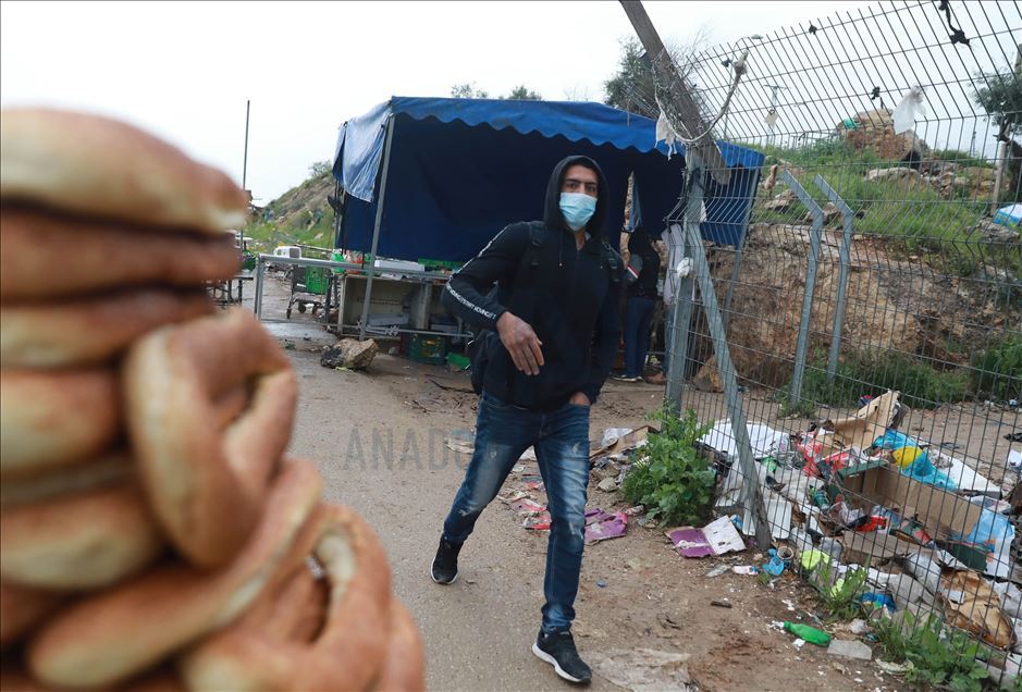العمال الفلسطينيون يضطرون للمبيت بإسرائيل رغم مخاطر "كورونا"