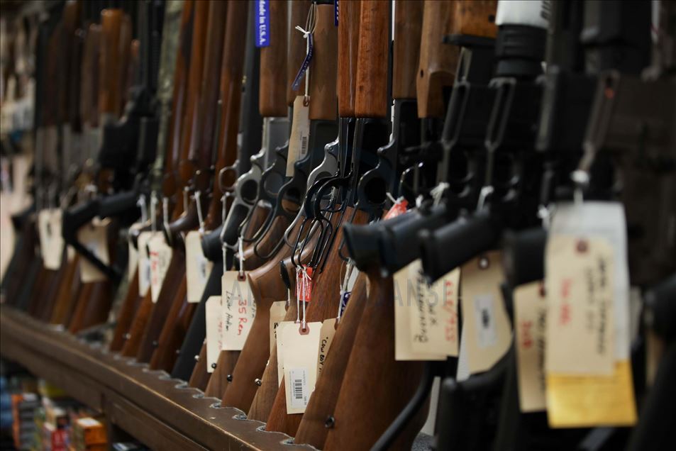 Los estadounidenses entran en pánico comprando armas en medio de los temores del coronavirus