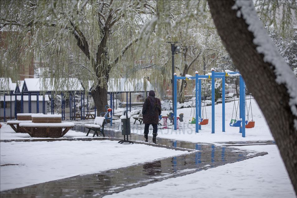 Сюрпризы погоды: Анкару в середине марта покрыло снегом 