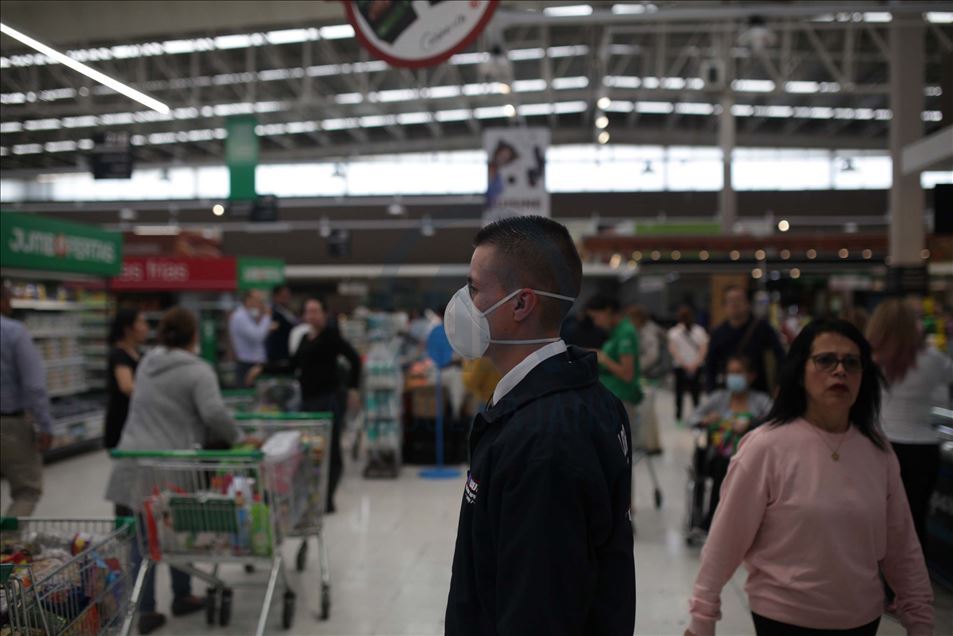 Colombianos se abastecen en medio del brote del coronavirus