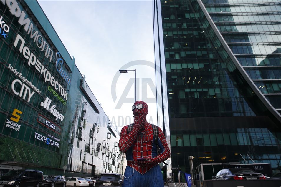 Mjere protiv koronavirusa u Rusiji: Muškarac odjeven u kostim Spidermana hoda Moskvom