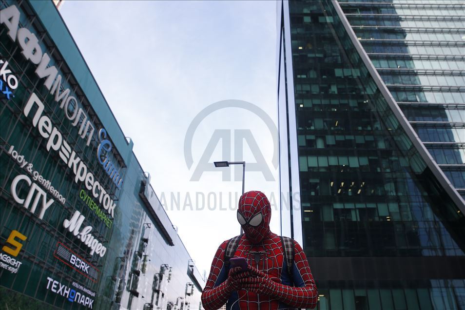 Mjere protiv koronavirusa u Rusiji: Muškarac odjeven u kostim Spidermana hoda Moskvom