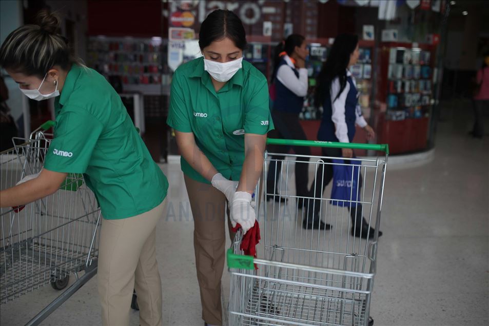 Colombianos se abastecen en medio del brote del coronavirus