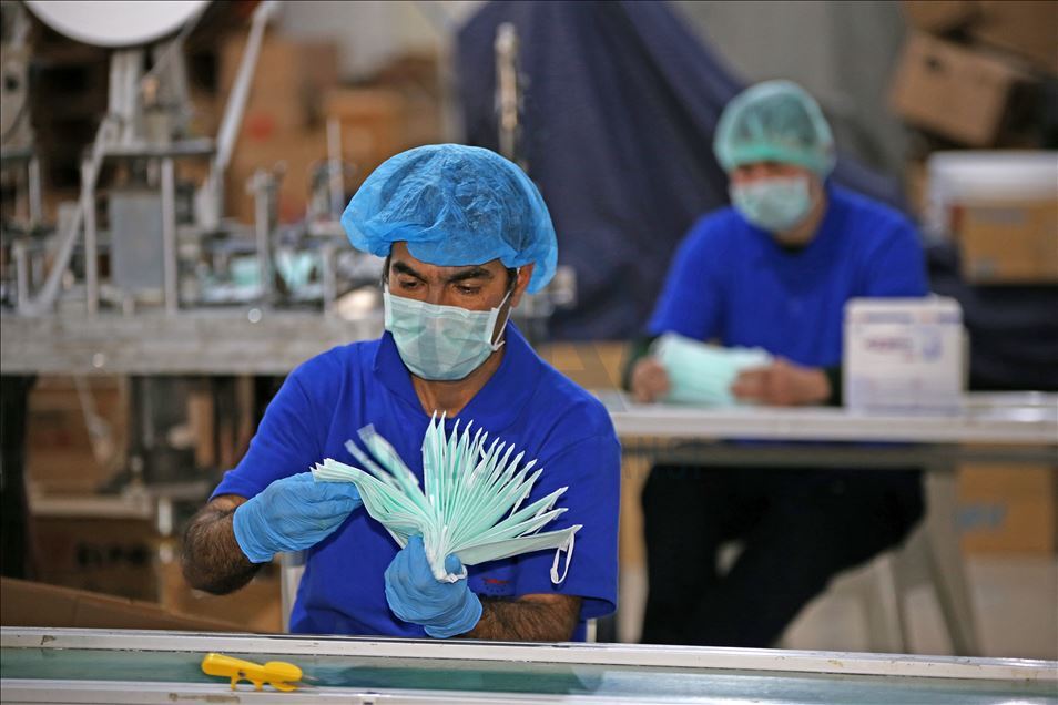 Les producteurs de masques s’efforcent de répondre à la demande interne en Turquie