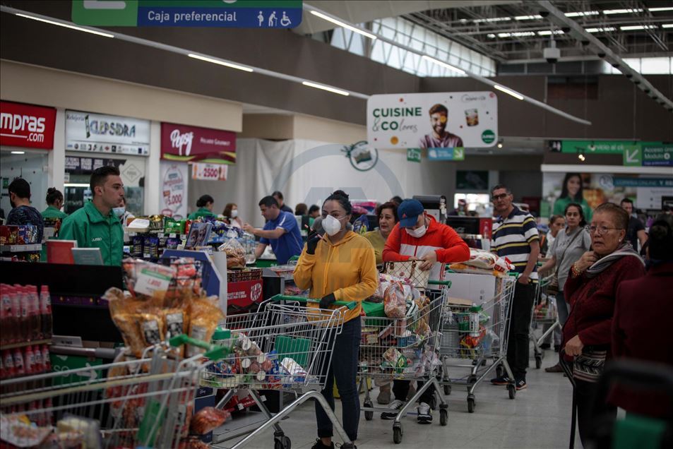 Colombianos se abastecen en medio del brote del coronavirus