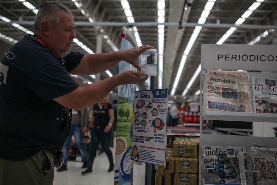 Colombianos se abastecen en medio del brote del coronavirus