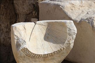Un cadran sollaire, montrant les mois et les saisons, vieux de plus de 2000 ans, a été découvert dans la Cité antique de Laodikya, dans la province turque de Denizli