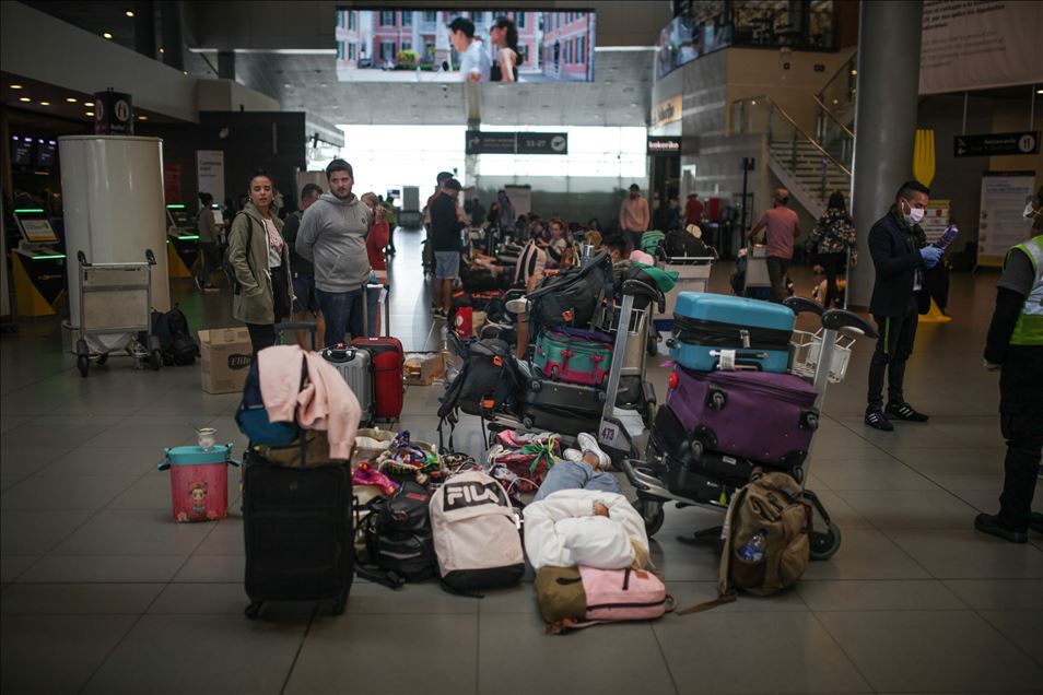 Pasajeros extranjeros atrapados en el aeropuerto de Bogotá durante el simulacro de cuarentena obligatoria.