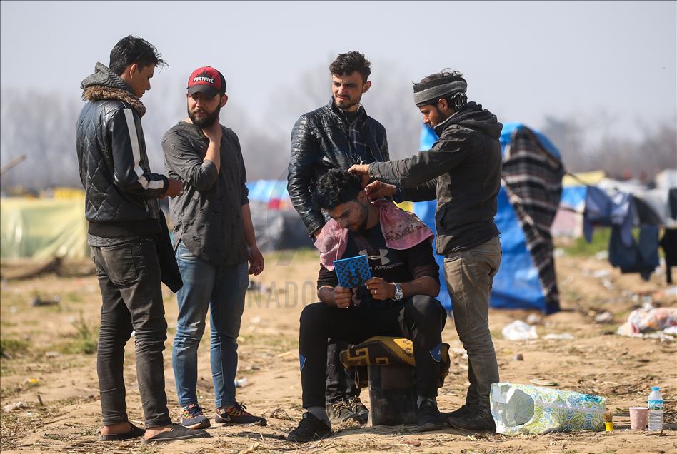 انتظار پناهجویان برای ورود به اروپا در گذرگاه مرزی ترکیه با یونان