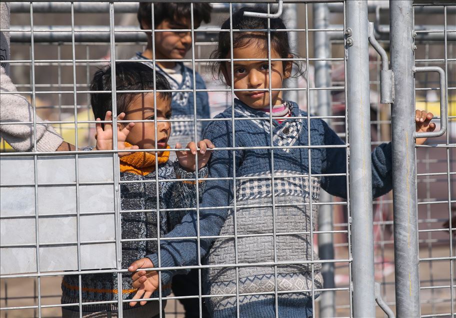 انتظار پناهجویان برای ورود به اروپا در گذرگاه مرزی ترکیه با یونان