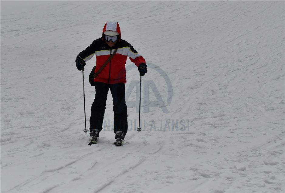 Туристы на востоке Турции продолжают кататься на лыжах