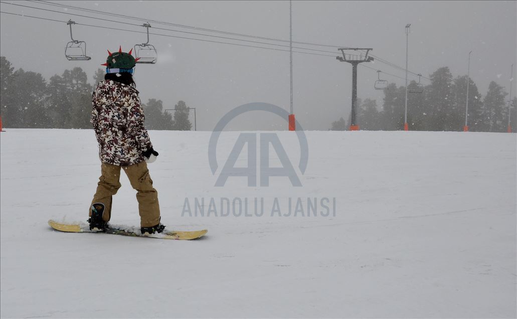 Туристы на востоке Турции продолжают кататься на лыжах