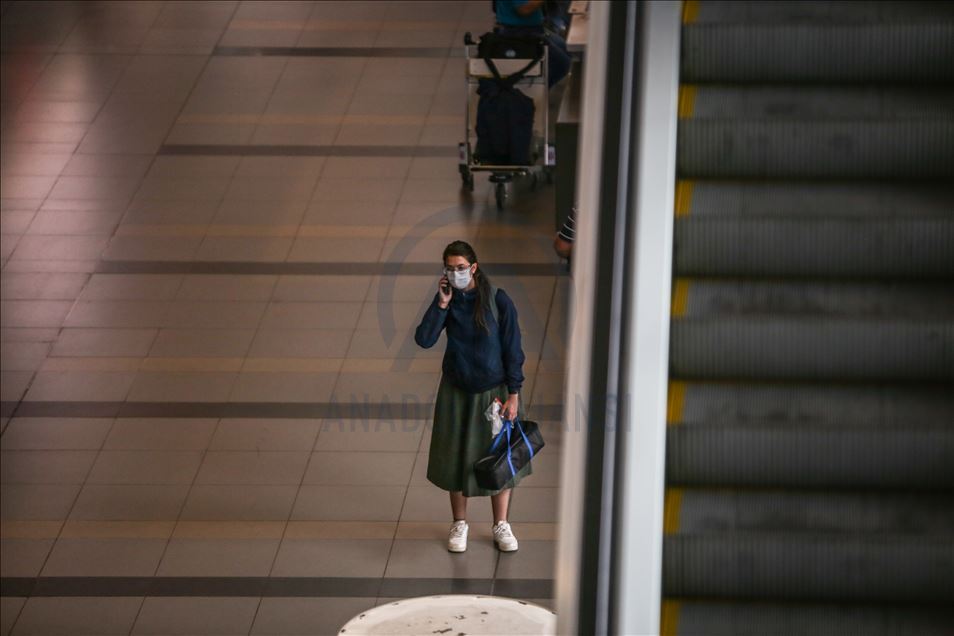 Pasajeros extranjeros atrapados en el aeropuerto de Bogotá durante el simulacro de cuarentena obligatoria.