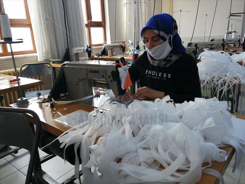 Konya'daki meslek lisesinde kamu kurumları için 100 bin maske üretilecek