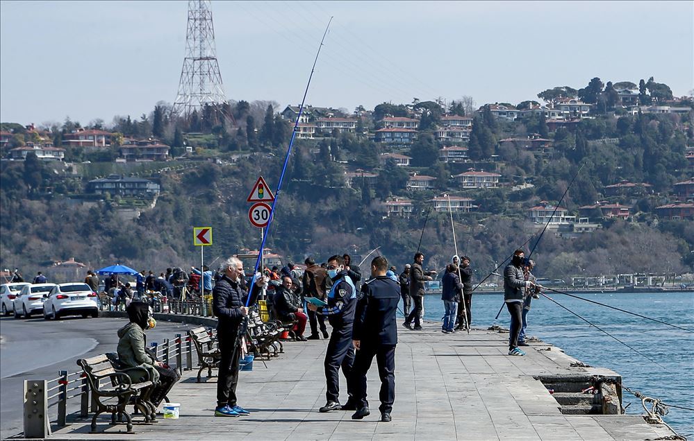 İstanbul polisinden vatandaşlara "Zaruri olmadıkça dışarı çıkmayın" uyarısı