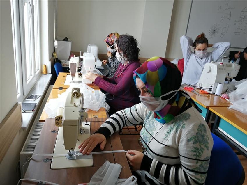 Konya'daki meslek lisesinde kamu kurumları için 100 bin maske üretilecek