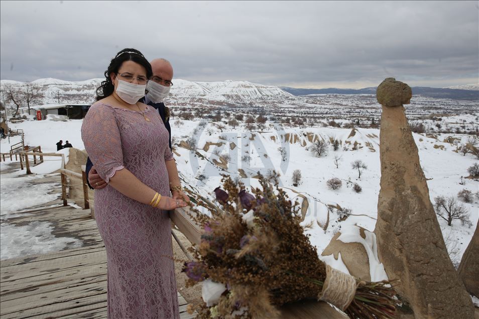 Novios se fotografían ante ‘las chimeneas de las hadas’ con mascarillas por el COVID-19