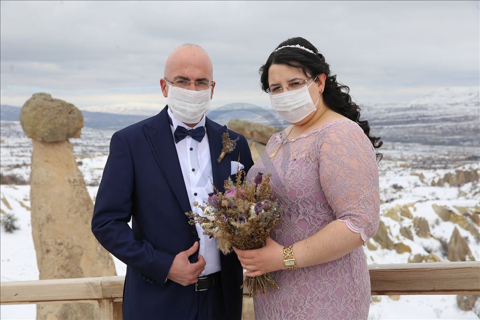 Novios se fotografían ante ‘las chimeneas de las hadas’ con mascarillas por el COVID-19