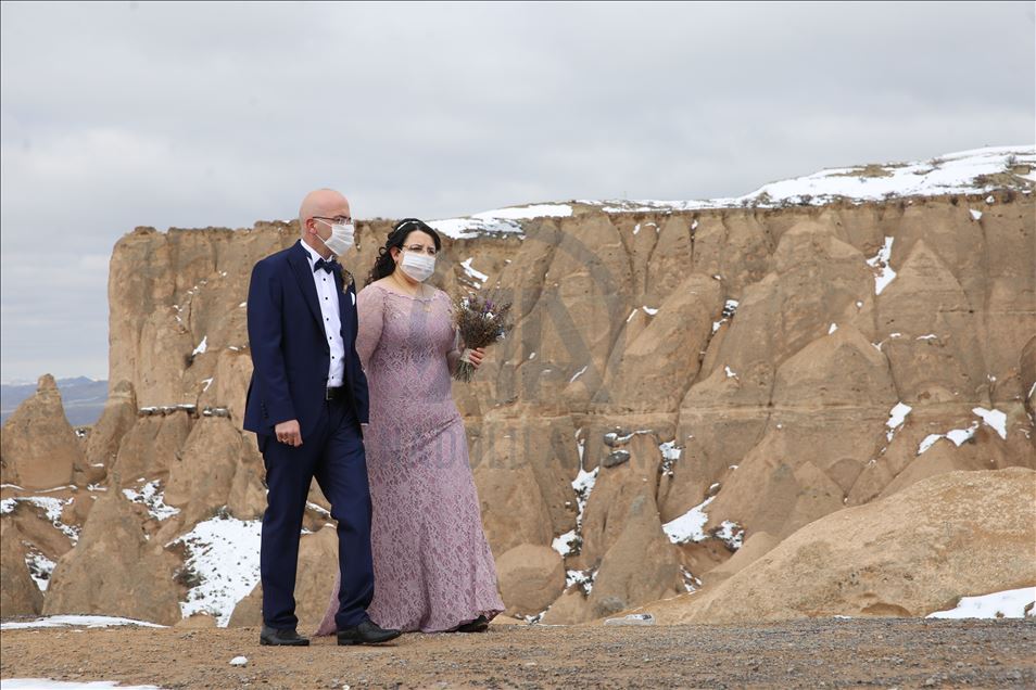 Novios se fotografían ante ‘las chimeneas de las hadas’ con mascarillas por el COVID-19