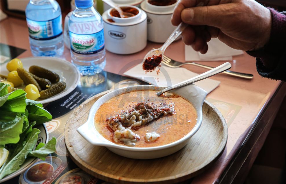 تركيا.. كورونا يضاعف الاقبال على حساء "الكوارع"