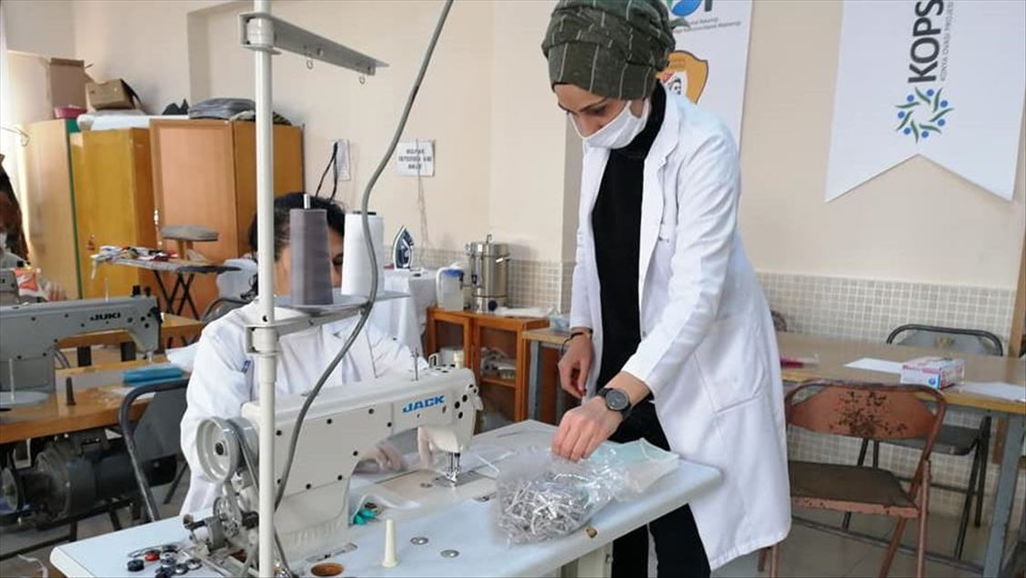 Konya'daki meslek lisesinde kamu kurumları için 100 bin maske üretilecek