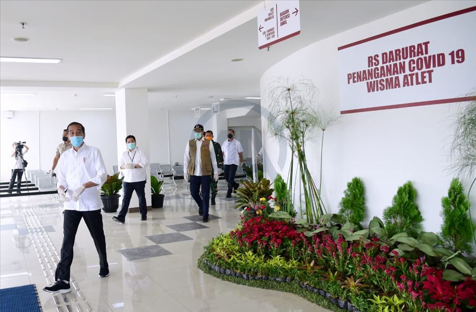 Presiden Jokowi periksa rumah sakit darurat Covid-19