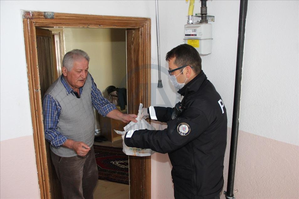 یاری رسانی پلیس ترکیه به سالمندان