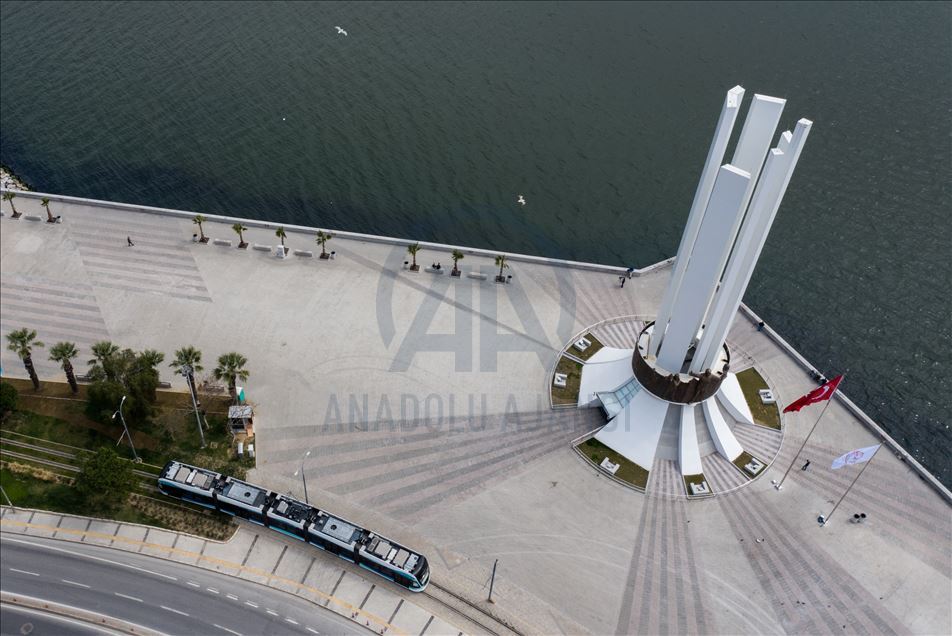 İzmir'de boş kalan meydan ve alanlar havadan görüntülendi