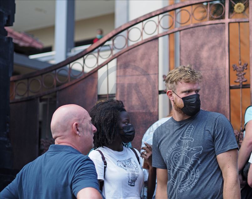 Cientos de turistas varados en Bali en medio de un brote de coronavirus