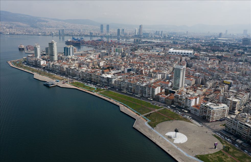 İzmir'de boş kalan meydan ve alanlar havadan görüntülendi