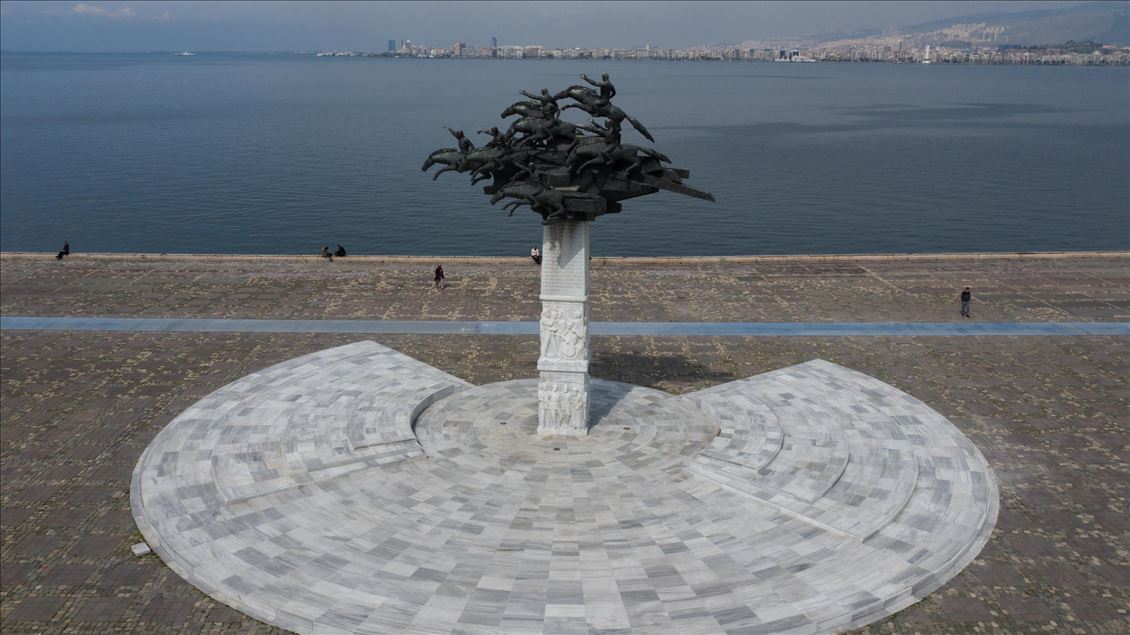İzmir'de boş kalan meydan ve alanlar havadan görüntülendi
