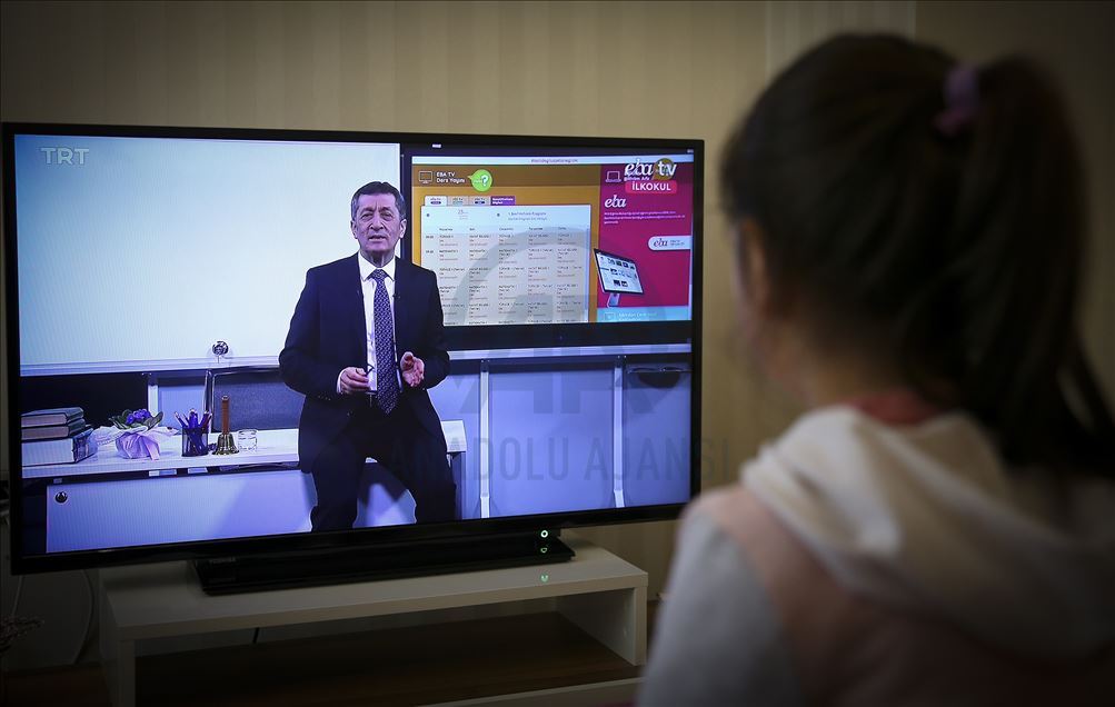 TRT-EBA TV ile "uzaktan eğitim" dersleri başladı