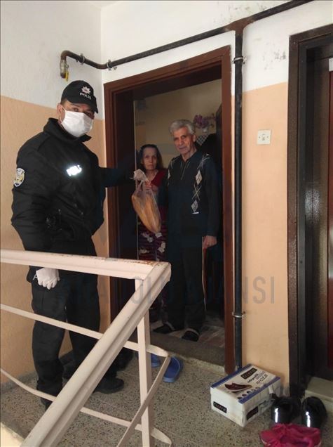 یاری رسانی پلیس ترکیه به سالمندان